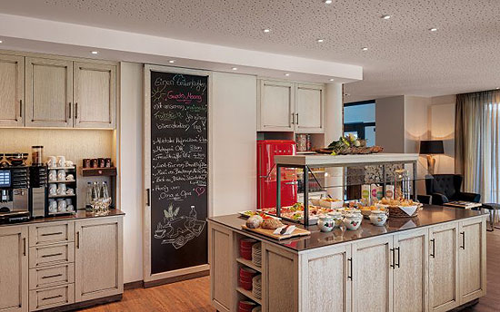 regionale Frühstücksbuffet imTraumschmiede-Wohnzimmer (©Foto: Thomas Haberland)
